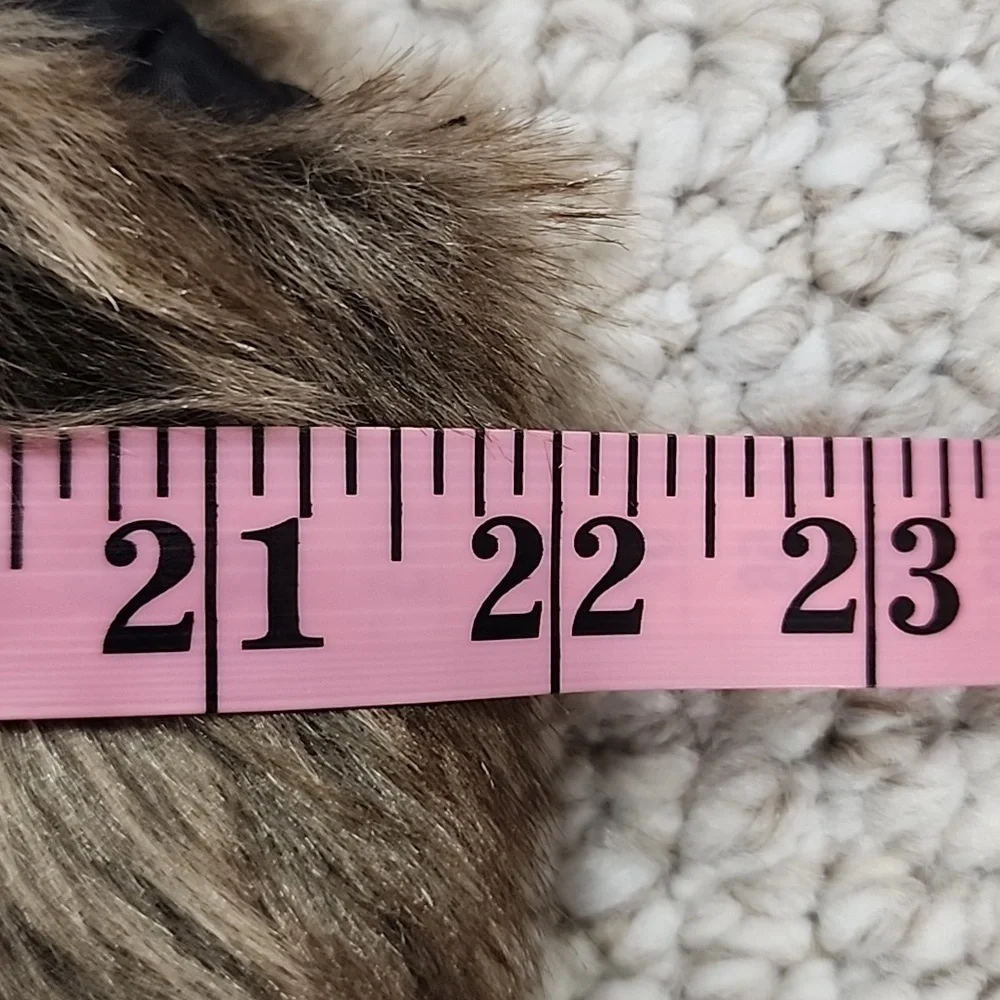 Faux Fur Hooded Vest - Picture 11 of 16